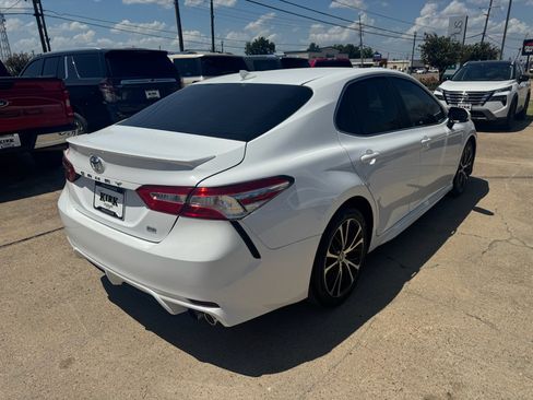 Used 2020 Toyota Camry SE FWD image 5