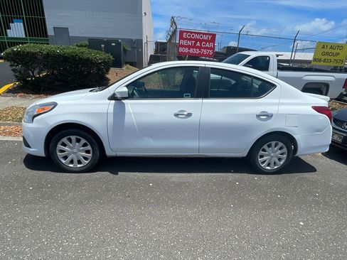 Used 2016 Nissan Versa SV image 1