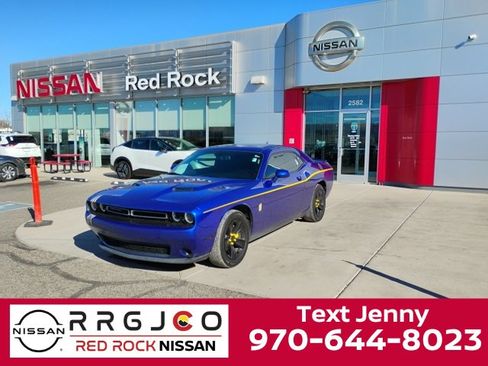 Used 2019 Dodge Challenger SXT image 1