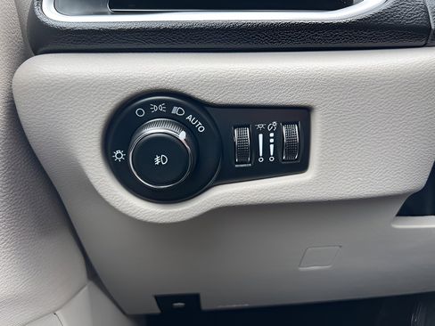 Used 2024 Chrysler Pacifica Touring-L image 51