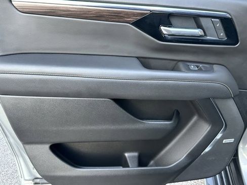 Used 2025 Chevrolet Suburban Premier image 23