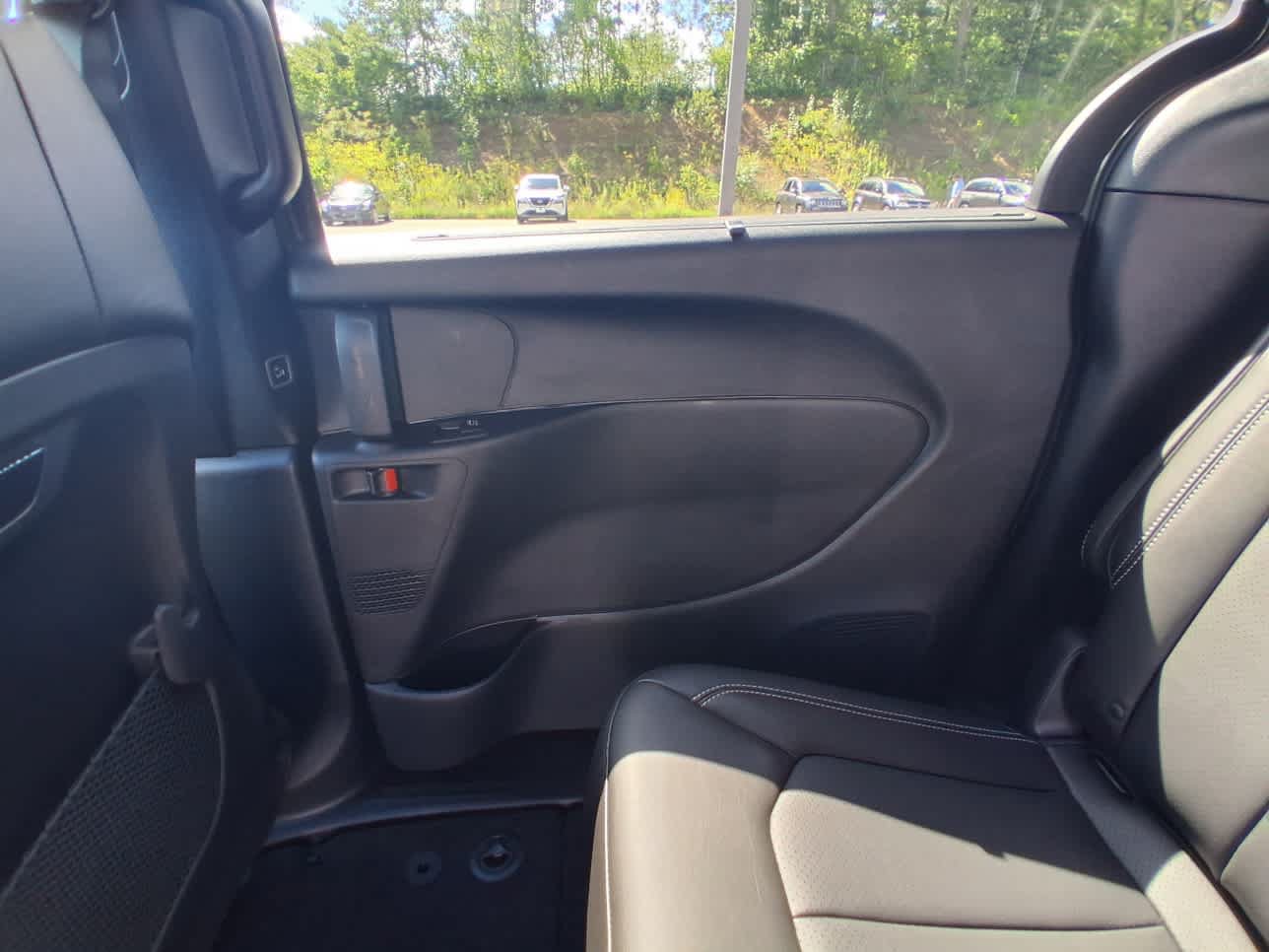New 2027 Chrysler Pacifica Select AWD/4WD image 14