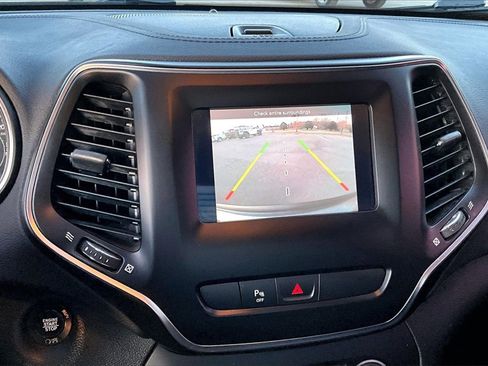 Used 2019 Jeep Cherokee Latitude Plus w/ Cold Weather Group image 21