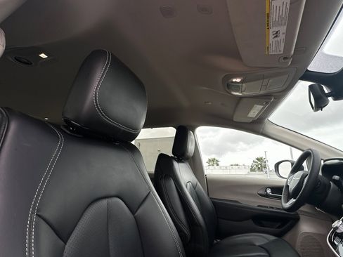 Used 2023 Chrysler Pacifica Touring-L image 17