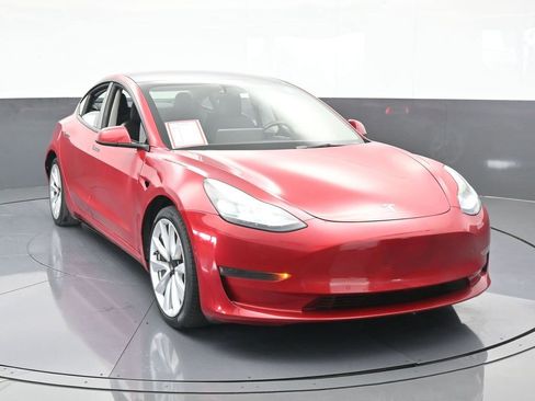 Used 2022 Tesla Model 3 Standard Range image 9