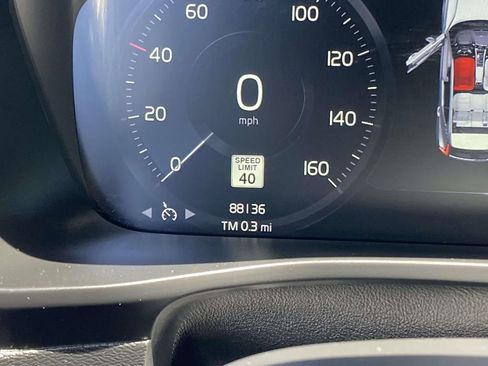 Used 2022 Volvo XC40 T5 Momentum image 32