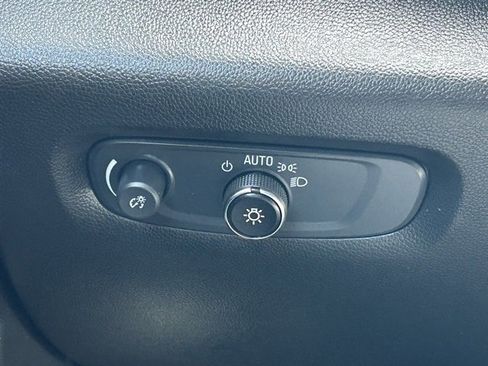 Used 2022 Chevrolet Traverse LT image 21