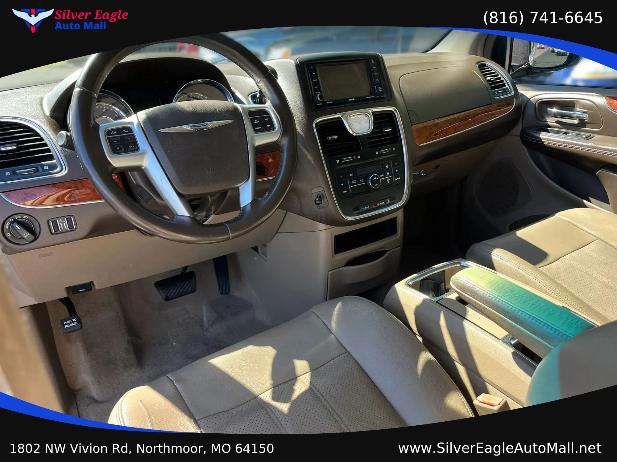 Used 2012 Chrysler Town & Country Touring w/ Entertainment Group #1 FWD image 8