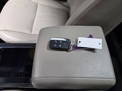 Used 2019 Land Rover Discovery Sport HSE image 28