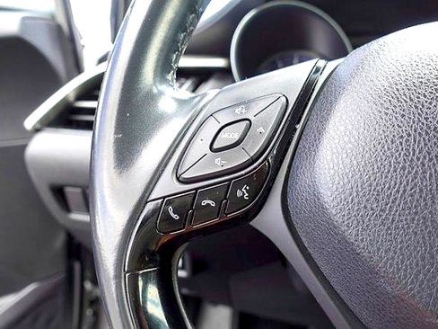 Used 2019 Toyota C-HR XLE FWD image 14