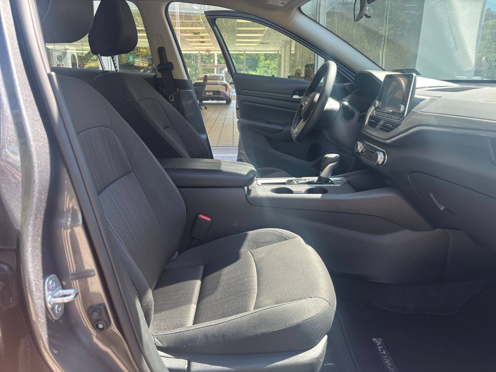 Used 2025 Nissan Altima 2.5 SV FWD image 25