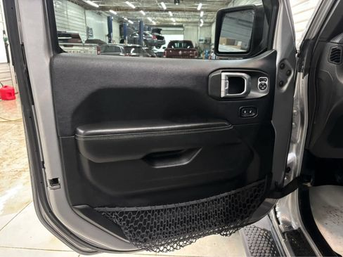 Used 2018 Jeep Wrangler Unlimited Sahara w/ Dual Top Group AWD/4WD image 9