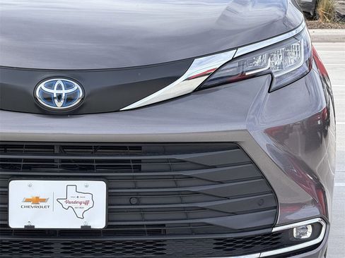 Used 2023 Toyota Sienna XLE image 9