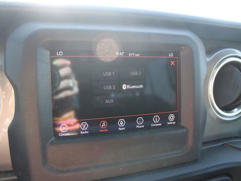 Used 2020 Jeep Wrangler Unlimited Sahara image 24