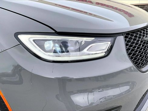 Used 2025 Chrysler Pacifica Limited image 32