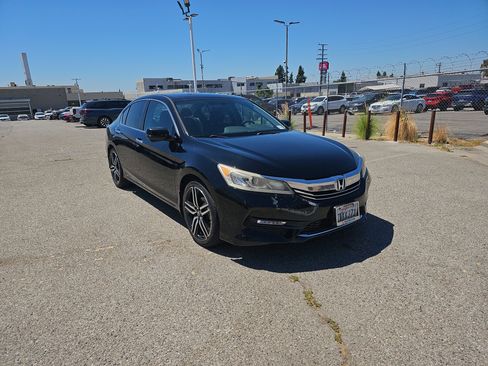 Used 2017 Honda Accord EX image 2
