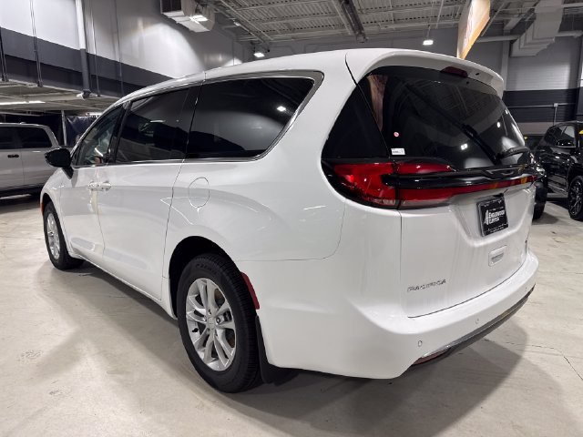 New 2027 Chrysler Pacifica Select w/ Family Tech Group AWD/4WD image 10
