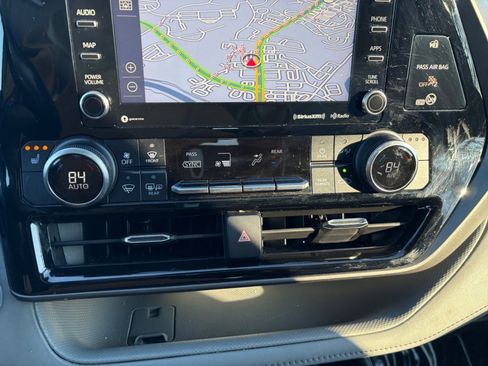 Used 2021 Toyota Highlander XLE image 21