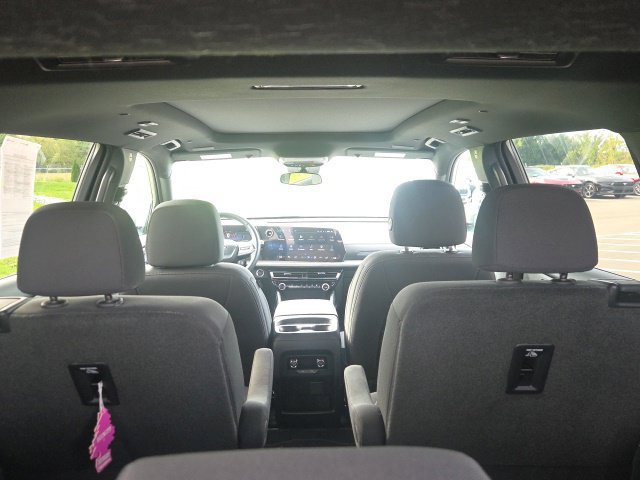 Used 2025 Chevrolet Traverse LT w/ Sun and Wheel Package FWD image 11