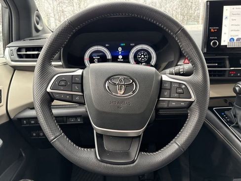 Used 2025 Toyota Sienna Limited image 23