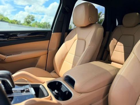 Used 2023 Porsche Cayenne AWD/4WD image 25