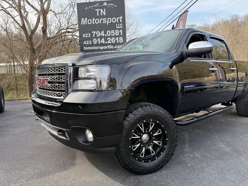 Used 2014 GMC Sierra 2500 Denali w/ Suspension Package, Off-Road image 14