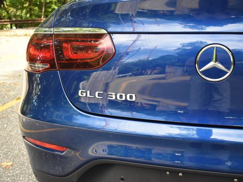 Used 2021 Mercedes-Benz GLC 300 4MATIC w/ AMG Line image 17