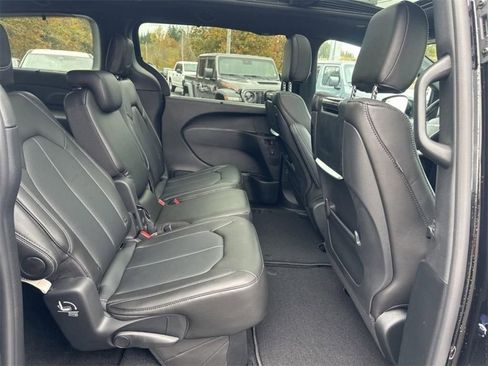 New 2025 Chrysler Pacifica Select w/ Uconnect Theater Family Group image 24