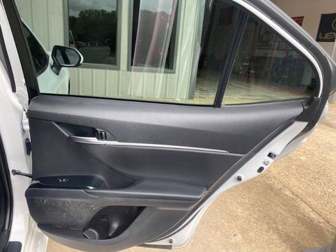 Used 2018 Toyota Camry LE image 17