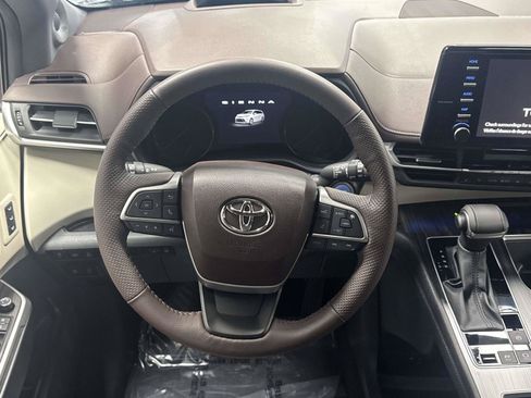 Used 2023 Toyota Sienna Platinum AWD/4WD image 13