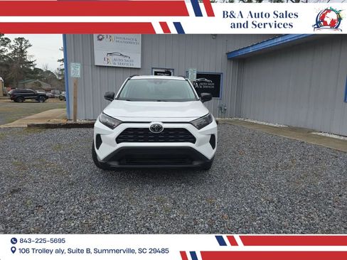 Used 2019 Toyota RAV4 LE FWD image 2