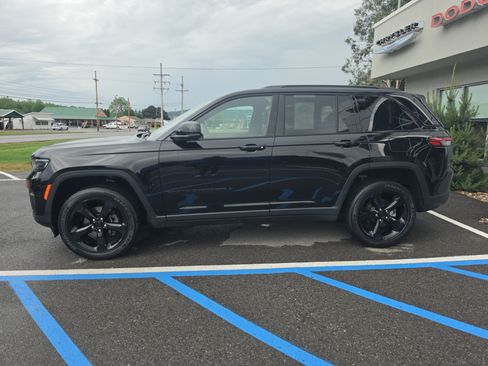 Used 2023 Jeep Grand Cherokee Altitude AWD/4WD image 7
