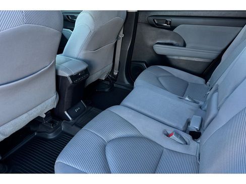 Used 2023 Toyota Highlander LE image 13