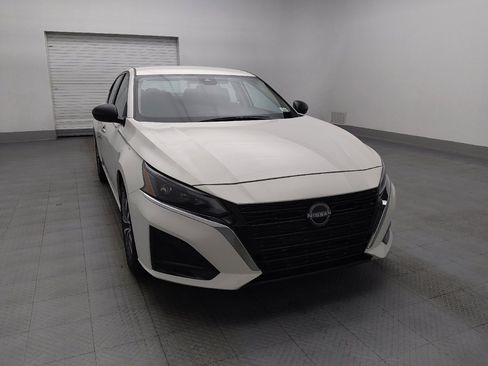 Used 2025 Nissan Altima 2.5 SV FWD image 14