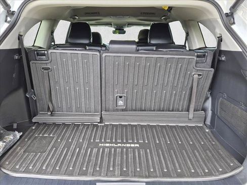 Used 2023 Toyota Highlander XLE FWD image 6
