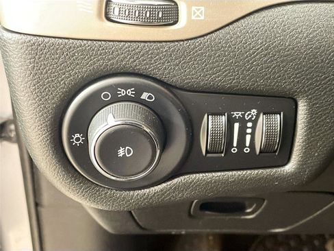 Used 2014 Jeep Cherokee Latitude w/ Cold Weather Group FWD image 14