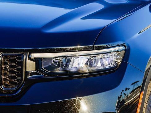 New 2025 Jeep Grand Cherokee Altitude image 5