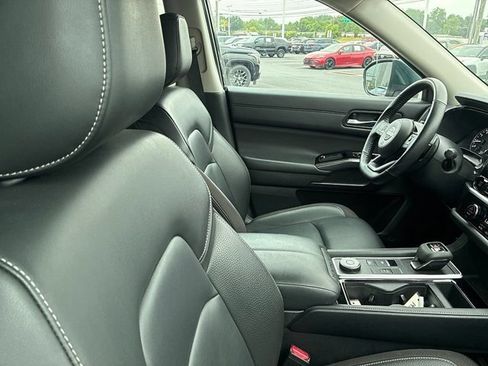 Used 2025 Nissan Pathfinder SL AWD/4WD image 24