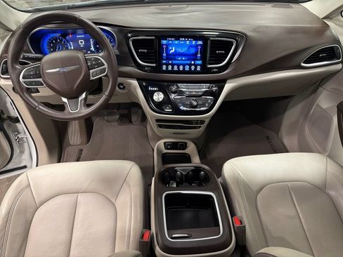 Used 2017 Chrysler Pacifica Touring-L Plus w/ Tire & Wheel Group FWD image 4