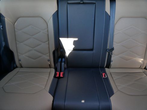 Certified 2025 Volkswagen Atlas Cross Sport SE w/ Panoramic Sunroof Package image 13