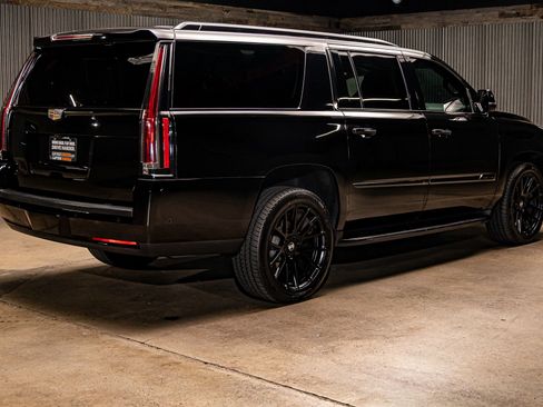 Used 2020 Cadillac Escalade ESV Premium Luxury image 9