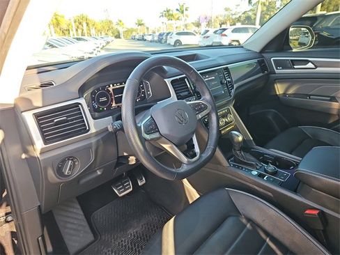 Used 2022 Volkswagen Atlas SEL Premium image 16