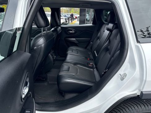 Used 2022 Jeep Cherokee Latitude Lux w/ Mopar Interior Package AWD/4WD image 23