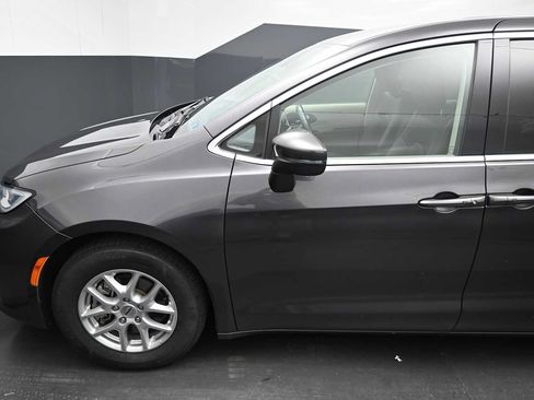 Used 2023 Chrysler Pacifica Touring-L FWD image 18