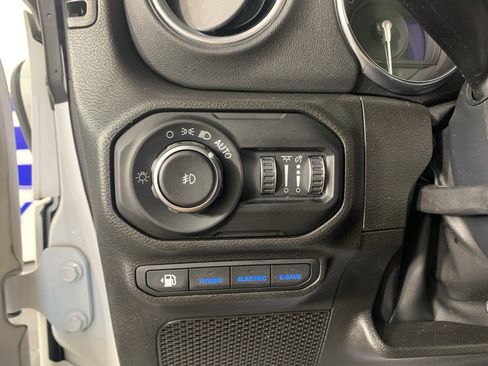 Used 2022 Jeep Wrangler Unlimited Sahara w/ Cold Weather Group image 17