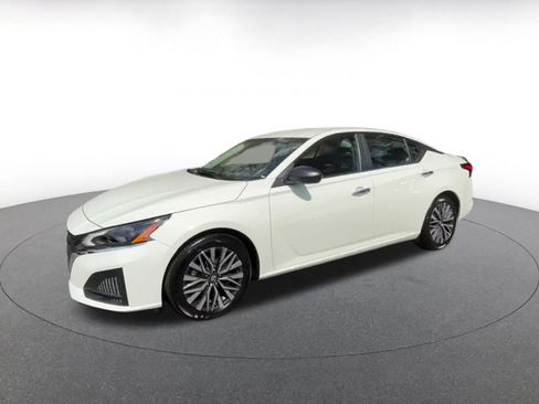 Used 2025 Nissan Altima 2.5 SV image 8