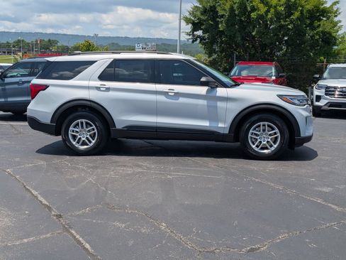 New 2026 Ford Explorer Active RWD image 3