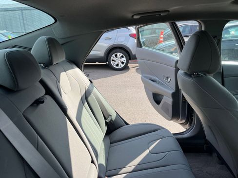 Used 2025 Hyundai Elantra SEL FWD image 38