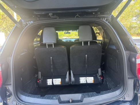 Used 2018 Ford Explorer XLT w/ Equipment Group 202A FWD image 12