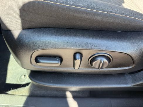 Used 2019 Chevrolet Equinox LT w/ Sun & Navigation Package image 8